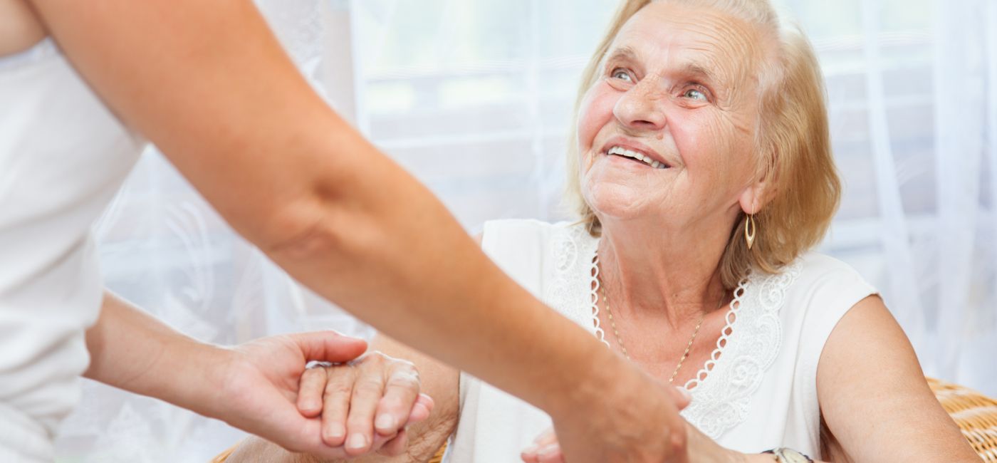 El impacto positivo de tener un cuidador profesional en casa